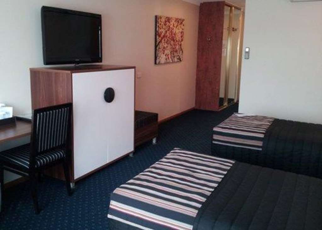 Quality Hotel Taylors Lakes Стая снимка
