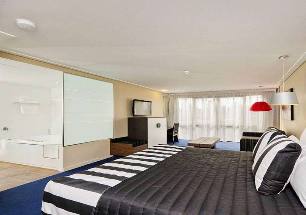 Quality Hotel Taylors Lakes Стая снимка